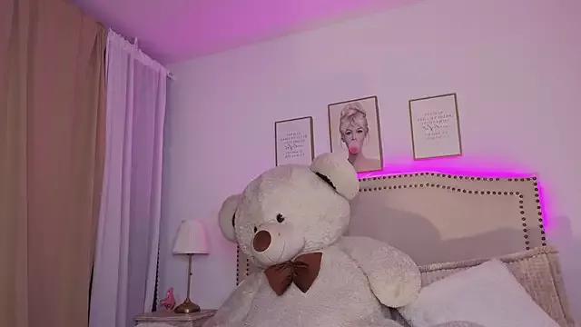 Try our girls live displays and explore the company of endless strippers, with beautiful physiques, vibrating toys and more.
