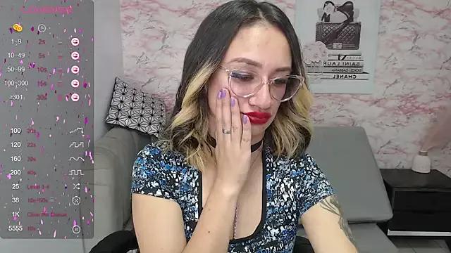 emily_rousse_t from StripChat is Freechat