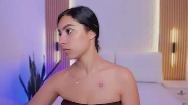 Emily_roux from StripChat is Freechat