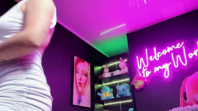 Try our girls live displays and explore the company of endless strippers, with beautiful physiques, vibrating toys and more.