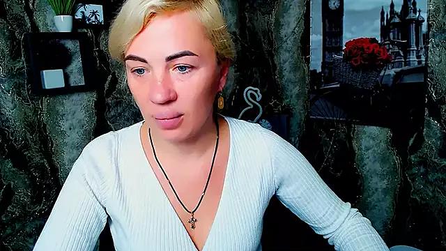 Try our girls live displays and explore the company of endless strippers, with beautiful physiques, vibrating toys and more.