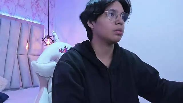 Try our girls live displays and explore the company of endless strippers, with beautiful physiques, vibrating toys and more.