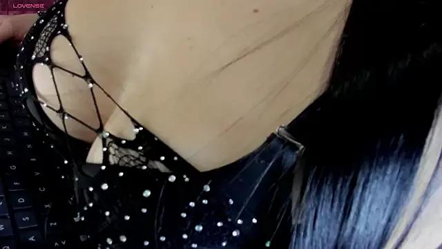 emmy_bloom from StripChat is Freechat