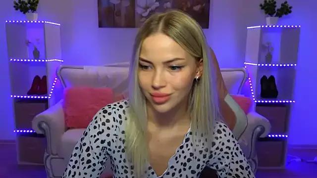 EmmyMills from StripChat is Freechat