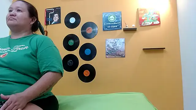 Avatar of evaleribigtits18