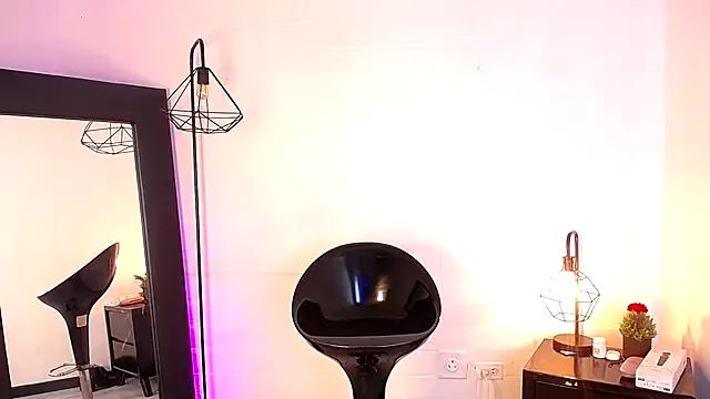 Try our girls live displays and explore the company of endless strippers, with beautiful physiques, vibrating toys and more.