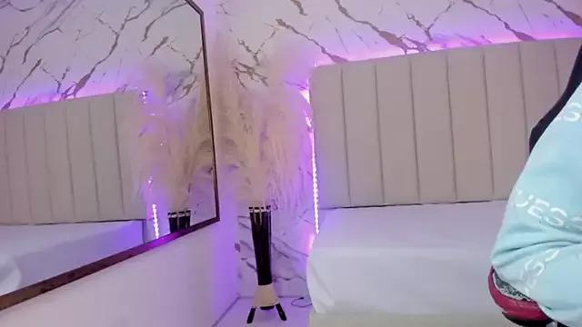 Try our girls live displays and explore the company of endless strippers, with beautiful physiques, vibrating toys and more.