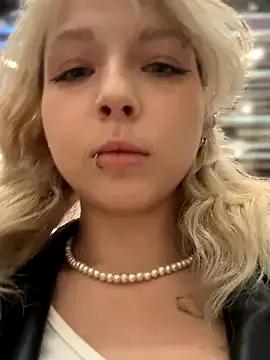 EveLittleSinner from StripChat is Freechat