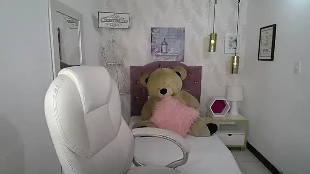 evelyn_rose_tk from StripChat is Freechat