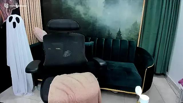 Try our girls live displays and explore the company of endless strippers, with beautiful physiques, vibrating toys and more.