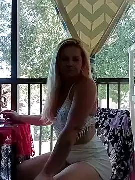 Goldenndoll from StripChat is Freechat