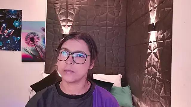 Try our girls live displays and explore the company of endless strippers, with beautiful physiques, vibrating toys and more.