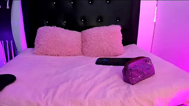 Try our girls live displays and explore the company of endless strippers, with beautiful physiques, vibrating toys and more.