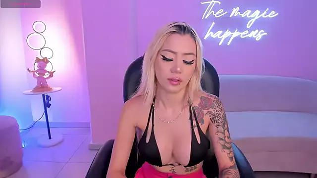 Try our girls live displays and explore the company of endless strippers, with beautiful physiques, vibrating toys and more.