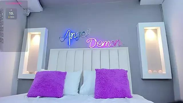 Try our girls live displays and explore the company of endless strippers, with beautiful physiques, vibrating toys and more.