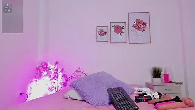 Try our girls live displays and explore the company of endless strippers, with beautiful physiques, vibrating toys and more.