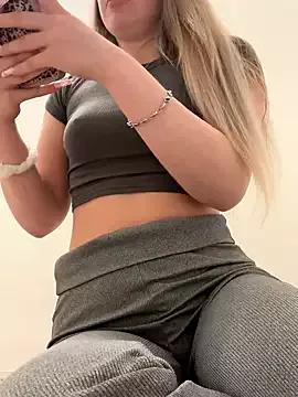 Holly-Glamour from StripChat is Freechat