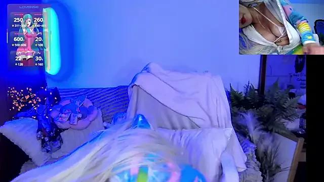 HollyDominic from StripChat is Freechat