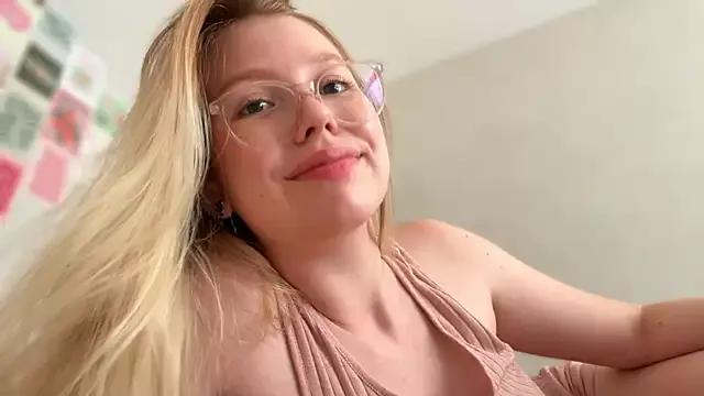 HoneyAudrey from StripChat is Freechat