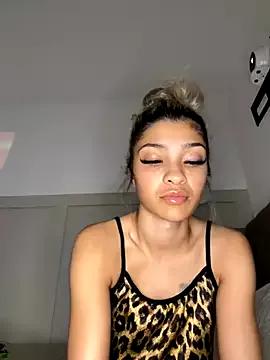 Honeyyyxo from StripChat is Freechat