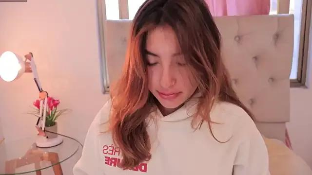 hooneyKitty from StripChat is Freechat