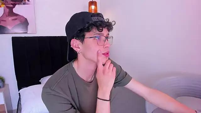 Try our girls live displays and explore the company of endless strippers, with beautiful physiques, vibrating toys and more.