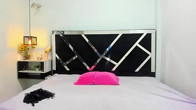 Try our girls live displays and explore the company of endless strippers, with beautiful physiques, vibrating toys and more.