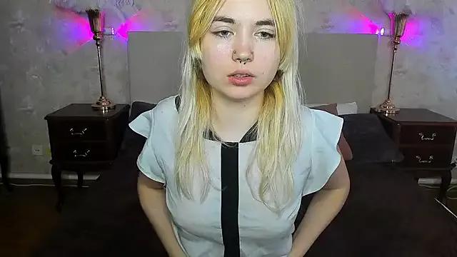 Iriska_mini from StripChat is Freechat