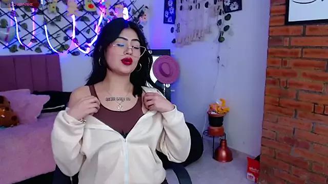 Try our girls live displays and explore the company of endless strippers, with beautiful physiques, vibrating toys and more.