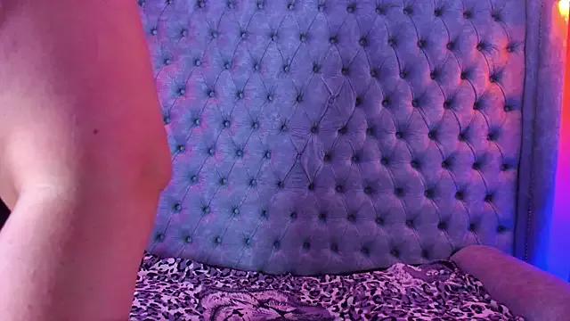 Try our girls live displays and explore the company of endless strippers, with beautiful physiques, vibrating toys and more.