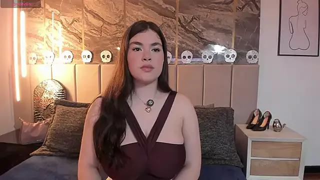 Isabella_LaRue from StripChat is Freechat