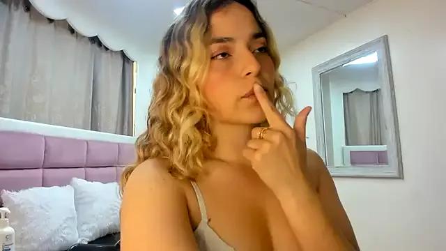 IssadoraJames from StripChat is Freechat