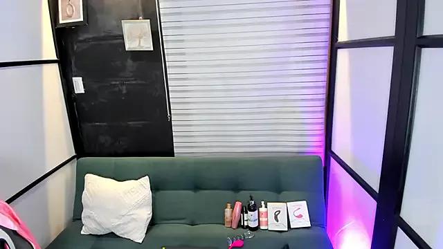 IzzyHilton_ from StripChat is Freechat