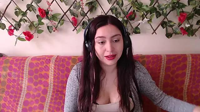 Try our girls live displays and explore the company of endless strippers, with beautiful physiques, vibrating toys and more.