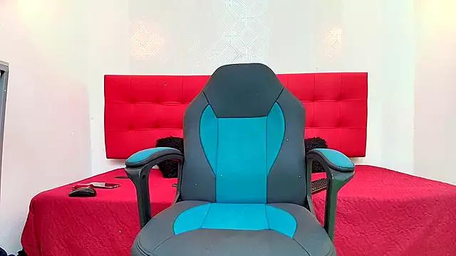 Try our girls live displays and explore the company of endless strippers, with beautiful physiques, vibrating toys and more.