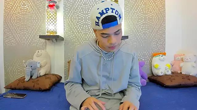 Try our girls live displays and explore the company of endless strippers, with beautiful physiques, vibrating toys and more.