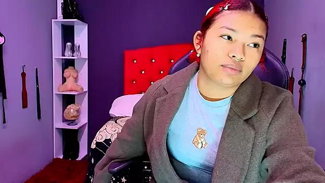 Try our girls live displays and explore the company of endless strippers, with beautiful physiques, vibrating toys and more.