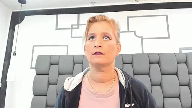 Try our girls live displays and explore the company of endless strippers, with beautiful physiques, vibrating toys and more.