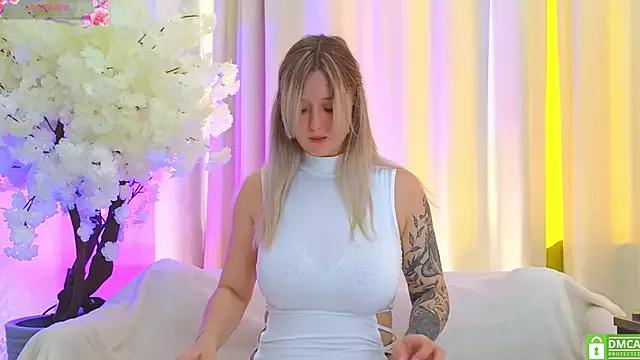 Try our girls live displays and explore the company of endless strippers, with beautiful physiques, vibrating toys and more.