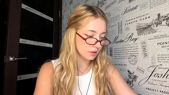 Try our girls live displays and explore the company of endless strippers, with beautiful physiques, vibrating toys and more.