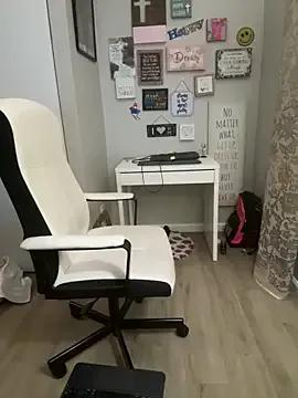 Juicystorm from StripChat is Freechat