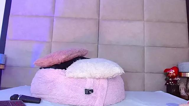 Try our girls live displays and explore the company of endless strippers, with beautiful physiques, vibrating toys and more.