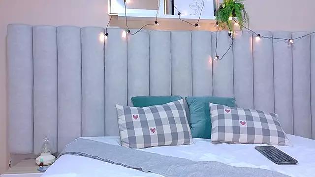 Try our girls live displays and explore the company of endless strippers, with beautiful physiques, vibrating toys and more.