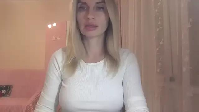 KarelliaStar from StripChat is Freechat