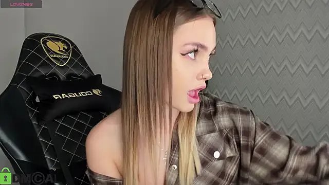 KarinaBroks — play with my nipples