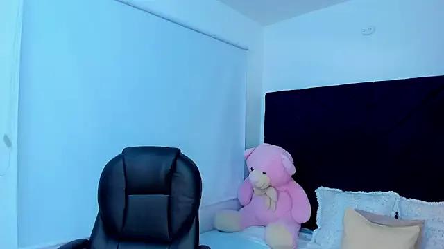 Try our girls live displays and explore the company of endless strippers, with beautiful physiques, vibrating toys and more.