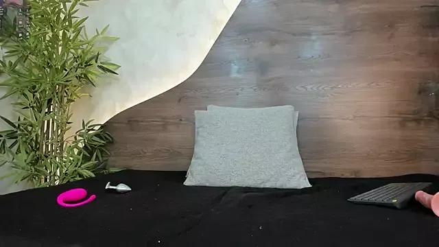 Try our girls live displays and explore the company of endless strippers, with beautiful physiques, vibrating toys and more.