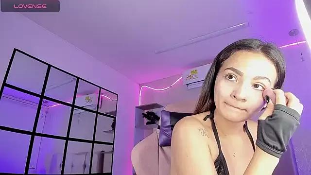 Kiara_robertss from StripChat is Freechat