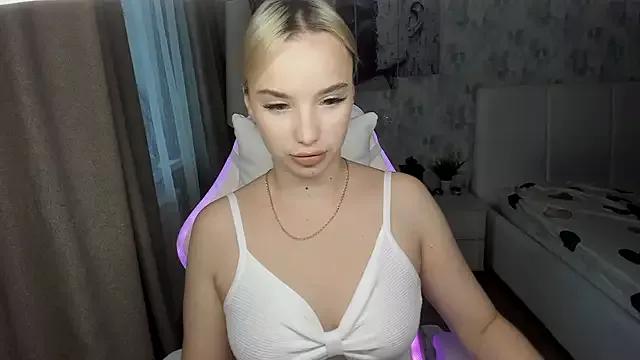 KiraKrox from StripChat is Freechat