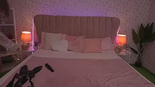 Try our girls live displays and explore the company of endless strippers, with beautiful physiques, vibrating toys and more.